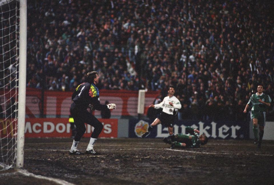 Józef Wandzik na przedpolu bramki Panathinaikosu. Mecz z Legią w Warszawie w ćwierćfinale Ligi Mistrzów 1995/1996.