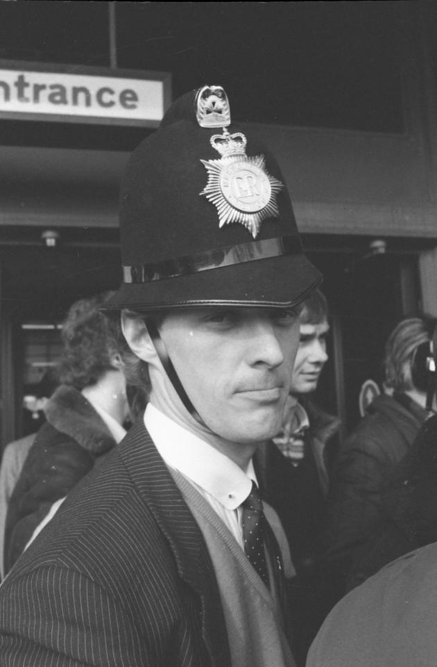 Mirosław Tłokiński w czapce brytyjskiego policjanta podczas powrotu do Polski po meczu Liverpool FC - Widzew Łódź 3:2 (16.03.1983).