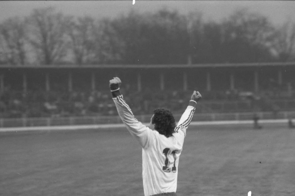 Jan Furtok z rękoma uniesionymi w geście triumfu. Napastnik reprezentacji Polski zdobył jedną z bramek w towarzyskim meczu z Norwegią w 1987 roku.