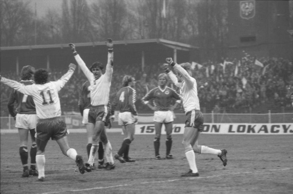 Uradowany Paweł Król. Polacy zdobyli przed chwilą drugą bramkę w meczu towarzyskim przeciwko Norwegii. 24 marca 1987 roku, Stadion Olimpijski we Wrocławiu.