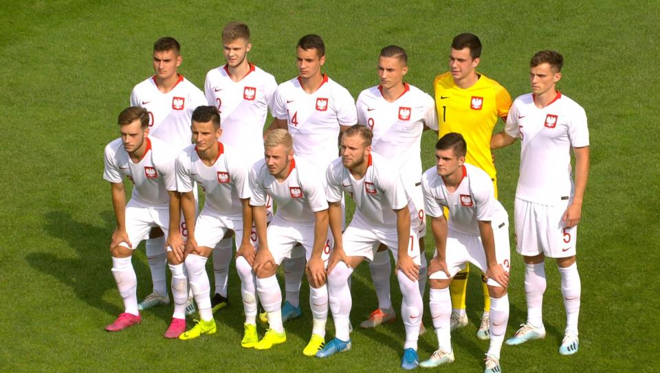 Reprezentacja Polski do lat 20 przed meczem z Portugalią. W górnym rzędzie od lewej: Marcel Zylla, Mateusz Bondarenko, Jakub Kiwior, Dominik Steczyk, Radosław Majecki (kapitan), Serafin Szota. W dolnym rzędzie od lewej: Adrian Stanilewicz, Jakub Apolinarski, Tomasz Makowski, Tymoteusz Puchacz, Łukasz Poręba.