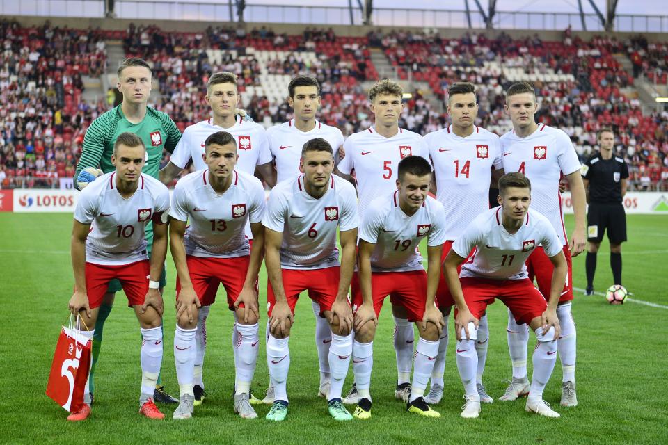 Zdjęcie grupowe reprezentacji Polski do lat 20 przed towarzyskim meczem z Włochami we wrześniu 2018 roku.