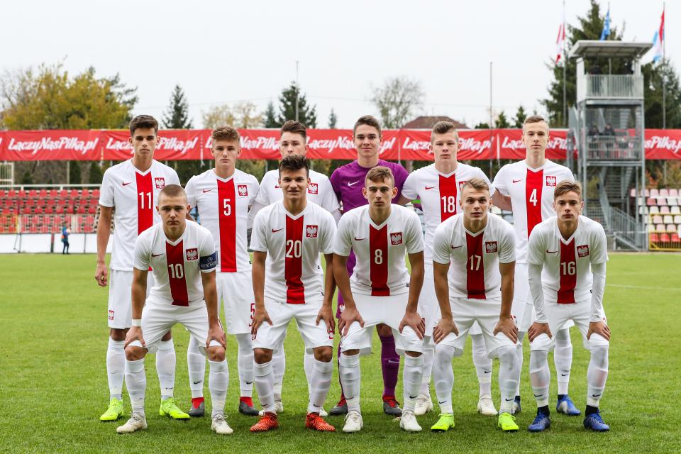 Zdjęcie grupowe reprezentacji Polski do lat 17 przed meczem eliminacji MME 2019 z Luksemburgiem w Ząbkach.