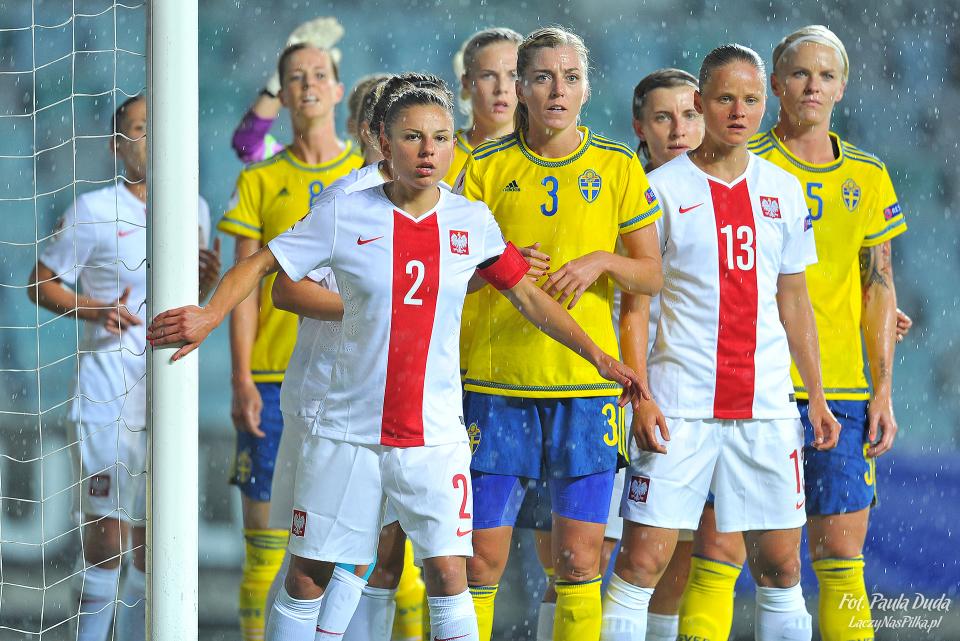 Warunki do gry nie były optymalne, bo mecz toczył się w strugach ulewnego deszczu. Na pierwszym planie Aleksandra Sikora (2) i Patrycja Balcerzak (13). Za nimi Lotta Schelin (8), Linda Sembrant (3) i Nilla Fischer (5).