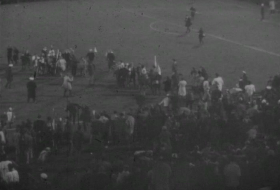Po ostatnim gwizdku kibice Feyenoordu wbiegli na murawę, aby wyściskać swoich bohaterów. Trzy tygodnie później zespół z Rotterdamu zdobył Puchar Europy, pokonując po dogrywce Celtic Glasgow.