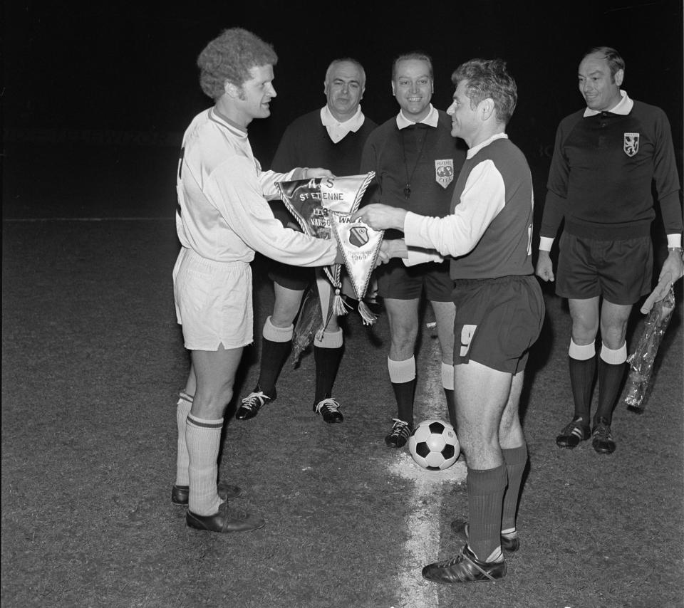 Powitanie kapitanów obu drużyn, Roberta Herbina (po lewej) i Lucjana Brychczego. W środku belgijski arbiter Vital Loraux, który cztery lata później sędziował pamiętny dla nas mecz z Anglią na Wembley.