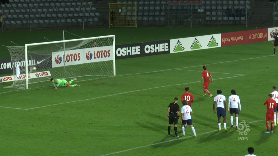 Javier Hyjek wykorzystuje rzut karny w meczu towarzyskim z Anglią U18.