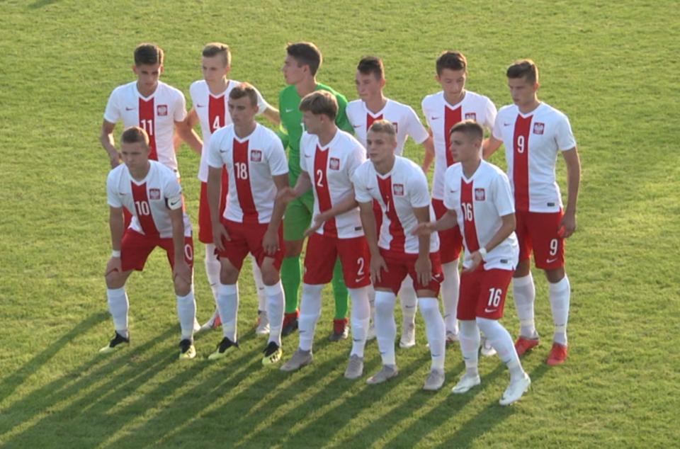 Reprezentacja Polski do lat 17 przed meczem z Estonią. W górnym rzędzie od lewej: Filip Marchwiński, Łukasz Bejger, Mikołaj Biegański, Jakub Iskra, Patryk Peda, Filip Szymczak. W dolnym rzędzie od lewej: Michał Rakoczy (kapitan), Kacper Kozłowski, Nikodem Niski, Jakub Górski, Nicola Zalewski.