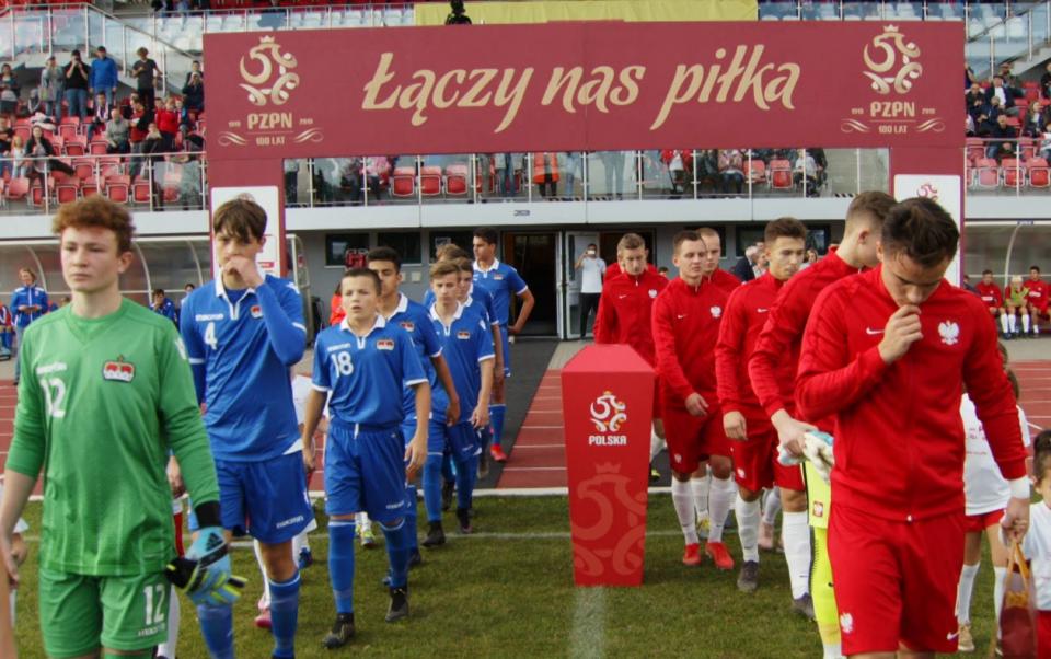 Wyjście na boisko przed meczem Polska - Liechtenstein 11:0 U-17 (12.10.2019).