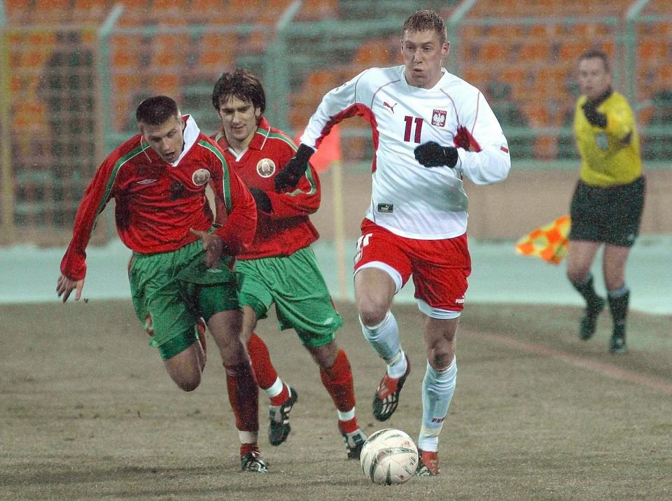 Bartosz Ślusarski (z piłką) uciekający przed dwójką goniących go reprezentantów Białorusi do lat 21.2003 rok.