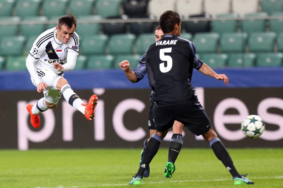 Miroslav Radović oddający strzał na bramkę Realu Madryt. Po tym uderzeniu padnie gol na 2:2.