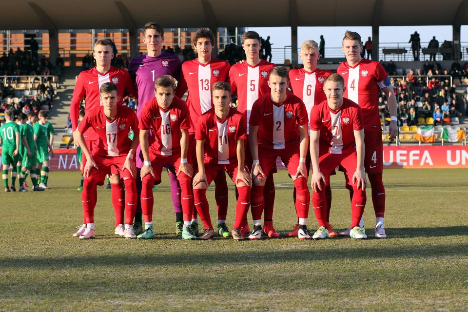 Reprezentacja Polski do lat 17 przed meczem z Irlandią. W górnym rzędzie od lewej: Tymoteusz Puchacz, Kamil Grabara, Jakub Moder, Bartłomiej Gajda, Tomasz Makowski, Adam Chrzanowski (kapitan). W dolnym rzędzie od lewej: Sebastian Szymański, Mikołaj Kwietniewski, Bartosz Wiktoruk, Paweł Olszewski, Marco Drawz.