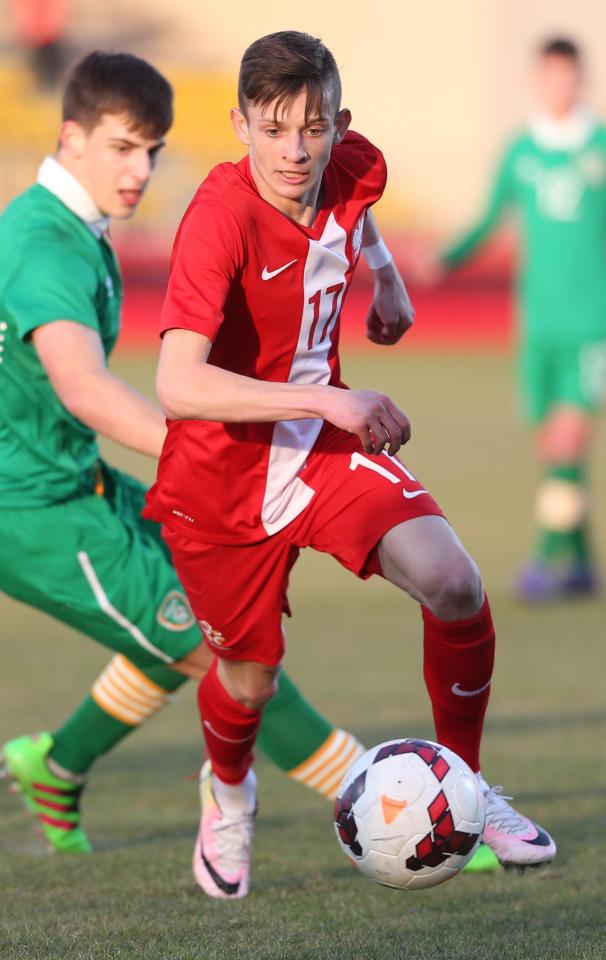 Sebastian Szymański podczas meczu Polska - Irlandia 0:0, k. 4:3 U-17 (02.04.2016).
