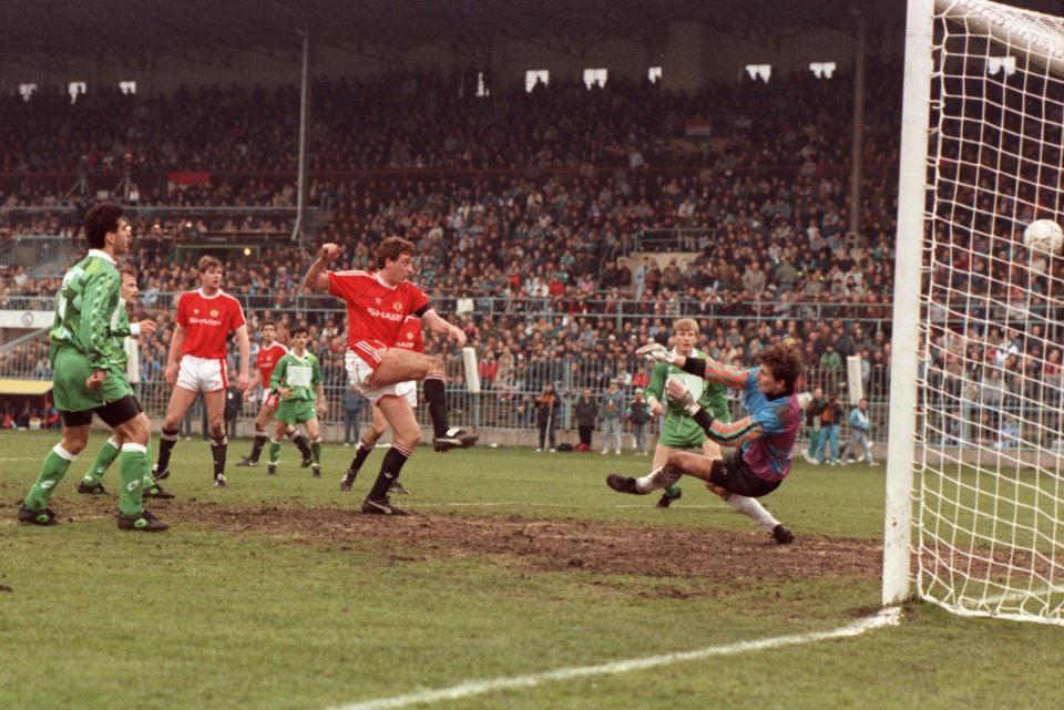 Steve Bruce ustala wynik meczu Legia Warszawa - Manchester United 1:3 (10.04.1991).
