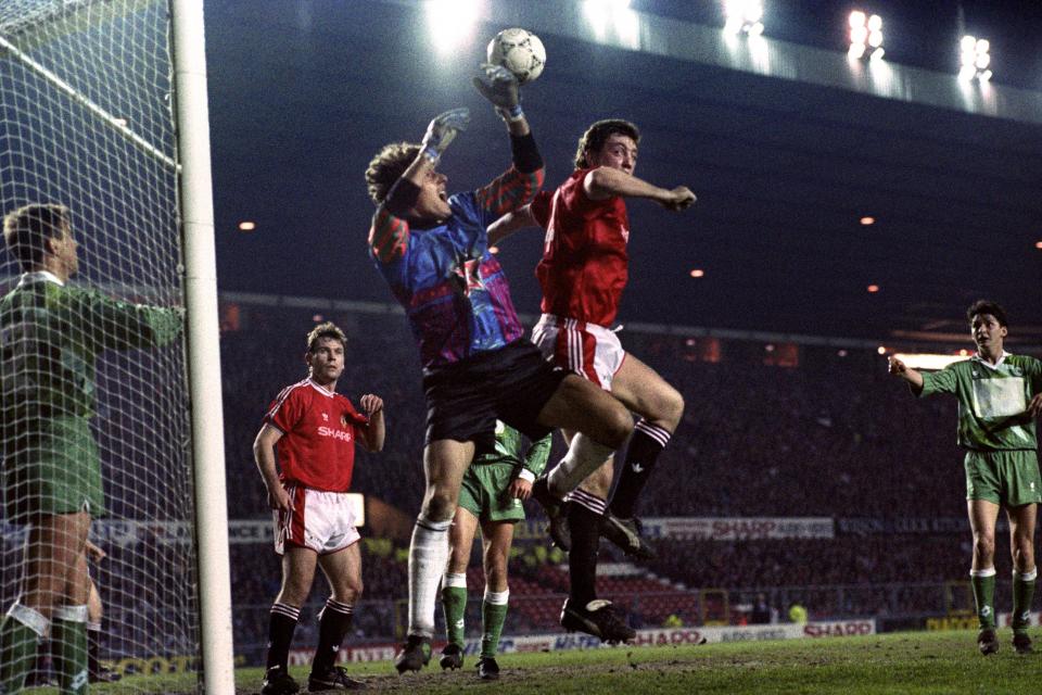 Zbigniew Robakiewicz podczas meczu Manchester United - Legia Warszawa 1:1 (24.04.1991).
