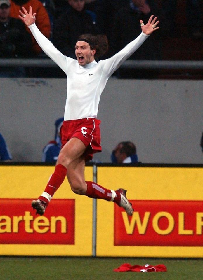 Kamil Kosowski po strzeleniu gola w meczu Schalke 04 - Wisła Kraków 1:4 (10.12.2002).