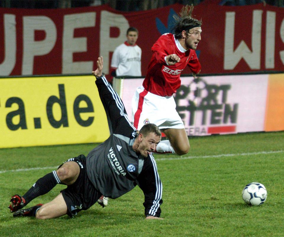 Kamil Kosowski podczas meczu Wisła Kraków - Schalke 04 1:1 (28.11.2002).