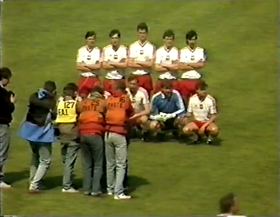 Zdjęcie grupowe reprezentacji Polski przed meczem towarzyskim z Irlandią w 1988 roku.