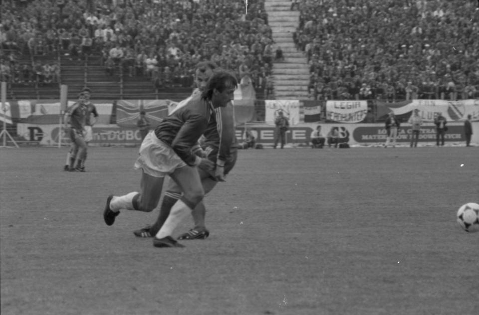 Jarosław Araszkiewicz w akcji na bramkę Legii Warszawa w finale Pucharu Polski 1988.