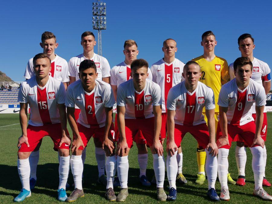 Grupowe zdjęcie reprezentacji Polski do lat 17 przed meczem z Chorwacją w La Mandze.