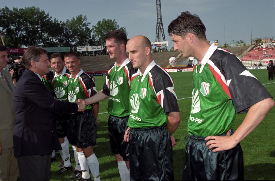 Piłkarze Legii odbierają gratulację od prezydenta Aleksandra Kwaśniewskiego po wygranej z GKS–em Katowice w finale Pucharu Polski w 1997 roku.