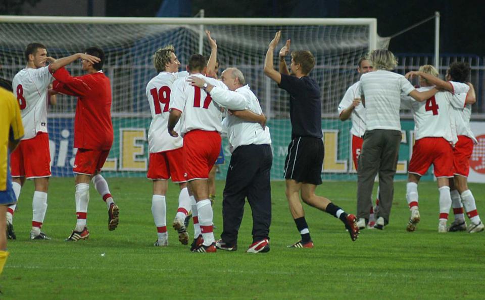 Radość polskich piłkarzy po meczu Polska – Szwecja 1:1 U–21 (09.09.2003)