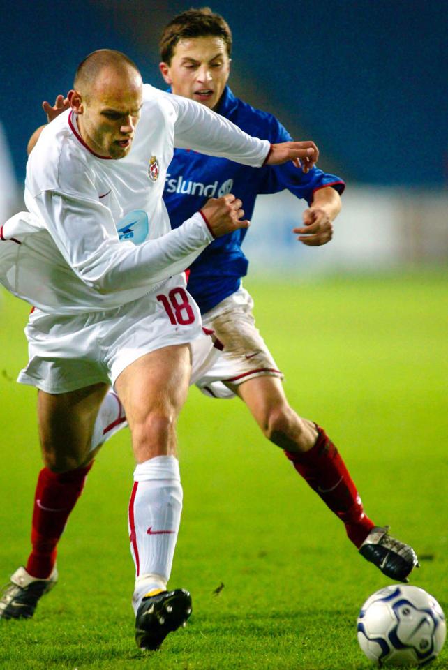 Mariusz Jop w walce o piłkę z Ardianem Gashim w meczu Valerenga – Wisła w 2003 roku w Oslo.