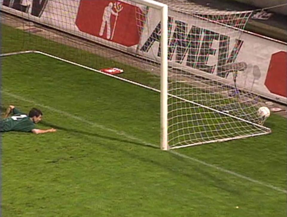 Siergiej Omieljanczuk strzela samobójczego gola w meczu z Utrechtem.