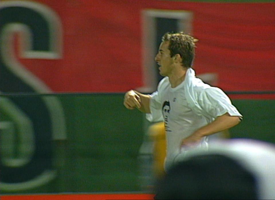Aleksandar Vuković cieszy się po golu na 2:0 w meczu z Utrechtem. Vuko pokazuje koszulkę z podobizną Kazimierza Deyny, którą dostał od kibica.