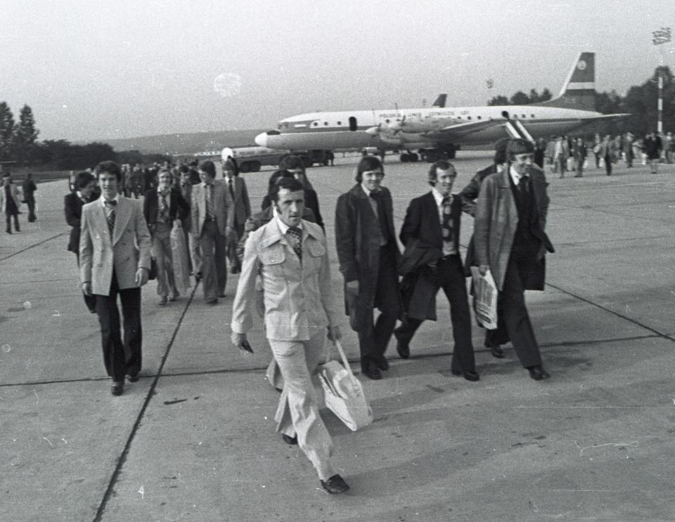 Piłkarze Celtiku na krakowskim lotnisku po przylocie z Glasgow na mecz z Wisłą w 1976 roku.