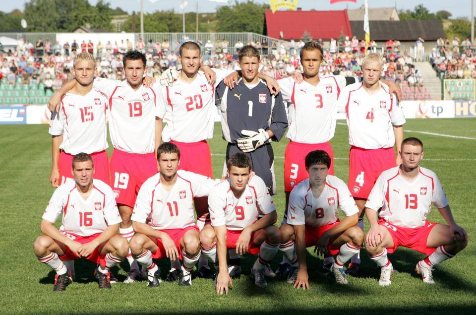 Grupowe zdjęcie reprezentacji Polski do lat 21 przed meczem z Austrią w 2005 roku.