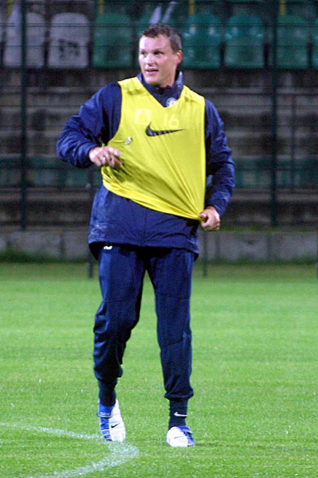 Krzysztof Ratajczyk podczas treningu przed meczem Legii z Austrią Wiedeń w Pucharze UEFA w 2004 roku.