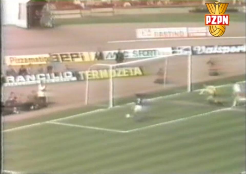 Franco Causio strzela gola na 1:0 dla Włochów w towarzyskim meczu z Polską w 1980 roku.