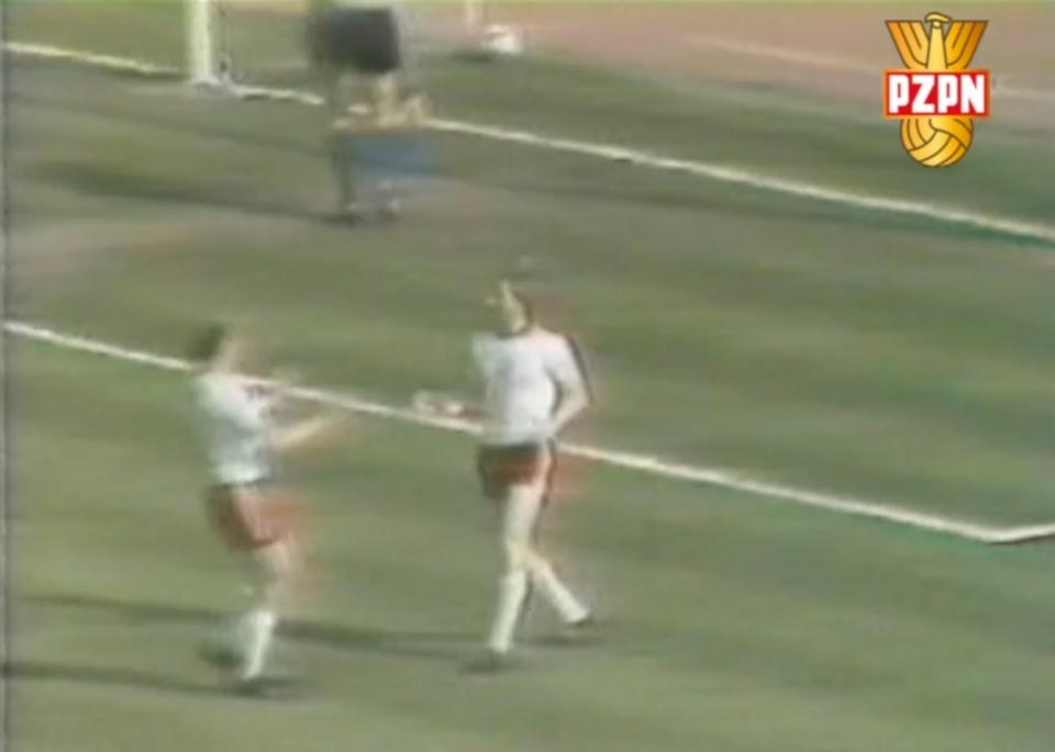 Andrzej Szarmach strzela gola z karnego w meczu z Włochami w 1980 roku.