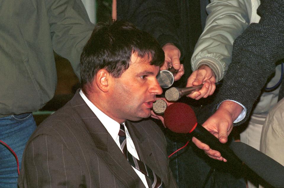 Trener Janusz Stańczyk podczas konferencji prasowej po meczu z Milanem w Lubinie, 1995 rok.