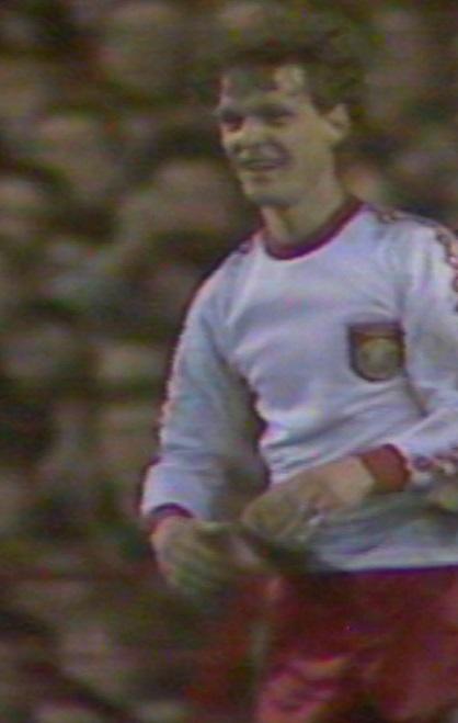 Mirosław Tłokiński podczas meczu Liverpool FC - Widzew Łódź 3:2 (16.03.1983)