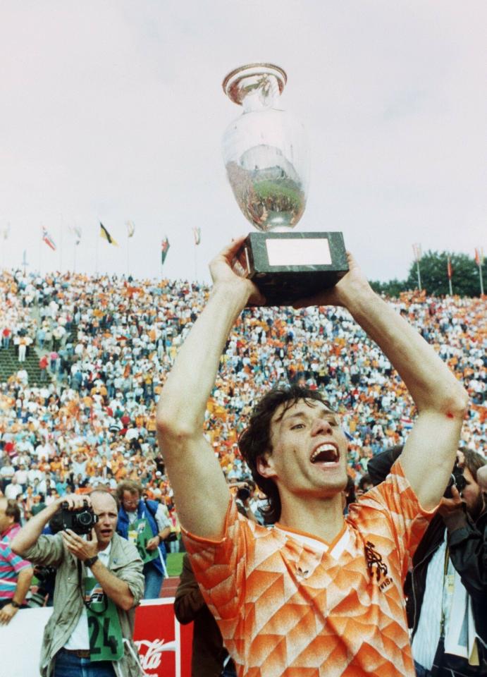 Holandia - ZSRR 2:0 (25.06.1988) - Marco van Basten z Pucharem Europy.