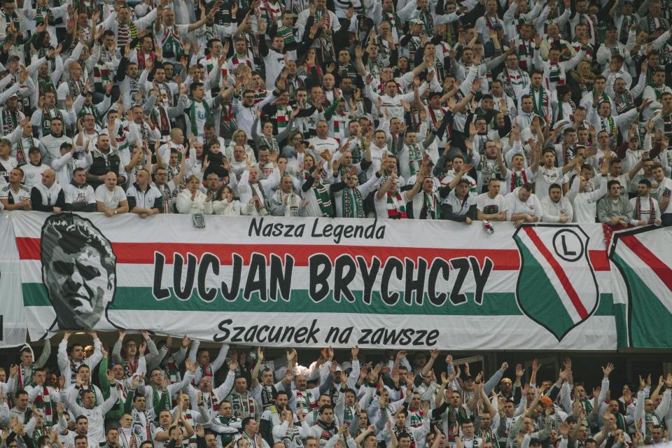 Murale, trybuna im. Lucjana Brychczego – to nie jedyne wyrazy szacunku dla klubowej legendy. Fani Legii również w taki sposób pamiętają o „Kicim”.