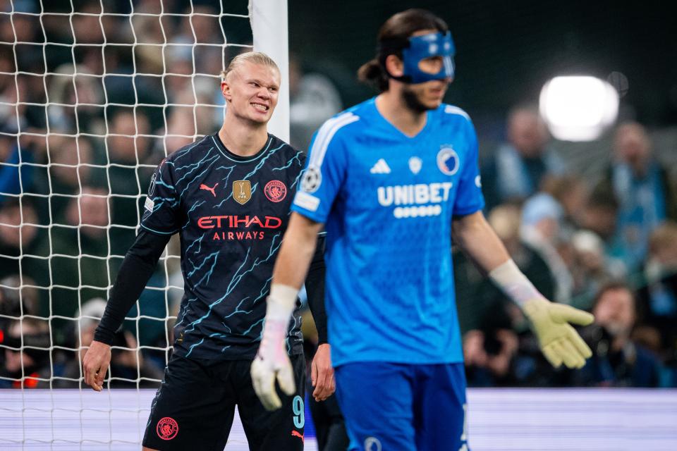 Kamil Grabara Erling Haaland