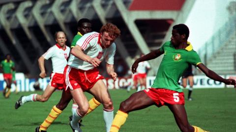 Akcja Zbigniewa Bońka podczas meczu z Kamerunem.
