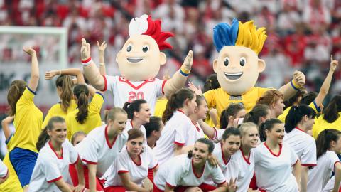 Dzieci i maskotki Euro 2012 podczas ceremonii otwarcia turnieju