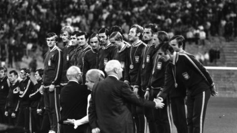 Reprezentacja Polski odbiera złote medale igrzysk olimpijskich w 1972 roku.