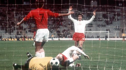 Bezradny bramkarz Haiti Francillon kapituluje po strzale Grzegorza Laty. Z tyłu uradowany Lesław Ćmikiewicz.