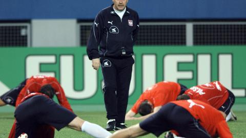 Jerzy Engel podczas treningu reprezentacji Polski podczas MŚ w 2002 roku.