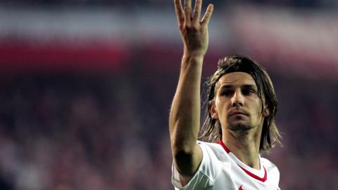 Euzebiusz Smolarek pokazuje cztery palce.