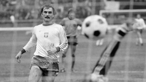 Włodzimierz Mazur wykorzystuje rzut karny przeciwko Holendrom. Polak wykonał jedenastkę w stylu słynnego Antonina Panenki.