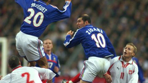 David Trezeguet, Zinédine Zidane, Tomasz Kłos i Bartosz Karwan podczas meczu Francja - Polska 1:0 (23.02.2000).