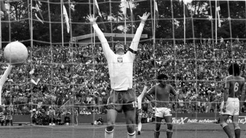 Kazimierz Deyna unoszący ręce w geście triumfu po golu strzelonym Jugosławii na MŚ 1974.