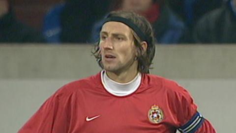 Kamil Kosowski podczas meczu Schalke 04 - Wisła Kraków 1:4 (10.12.2002).