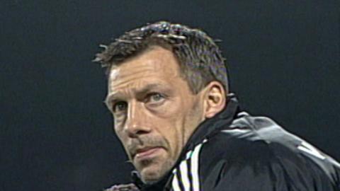 Frank Neubarth podczas meczu Wisła Kraków - Schalke 04 1:1 (28.11.2002).